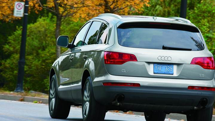 Running Back Pose Of Audi Q7 In Grey